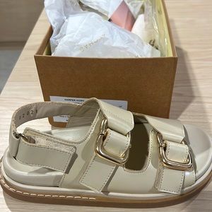 NWT Alohas Harper Buckle Sandal